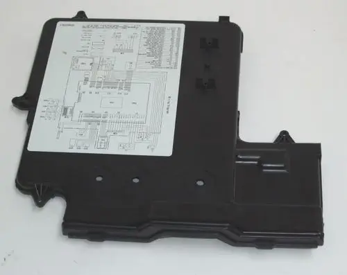 Schwarze Abdeckung mit Schaltplan für Bedieneinheit, passend für Daikin-Altherma-Systeme, mit mehreren Befestigungsöffnungen und einer montierbaren Fläche.